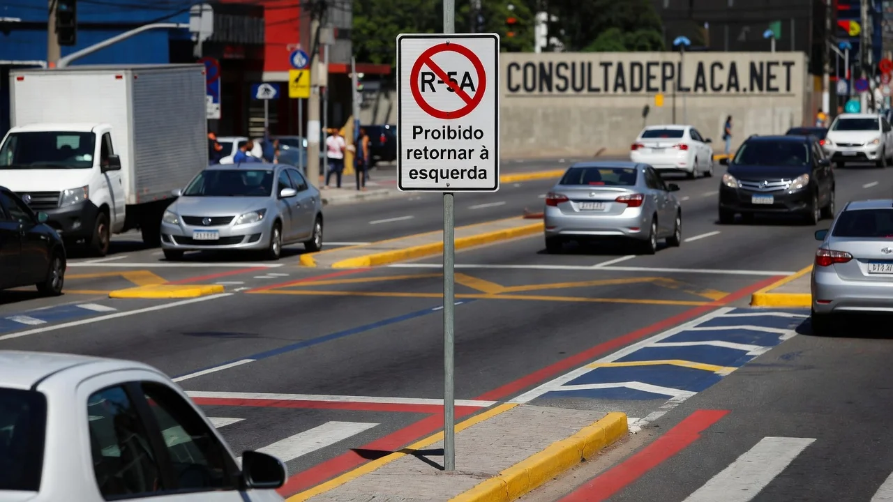 Placa Proibido Retornar a Esquerda (R-5a): por que o retorno e gravissimo e a conversao e so grave